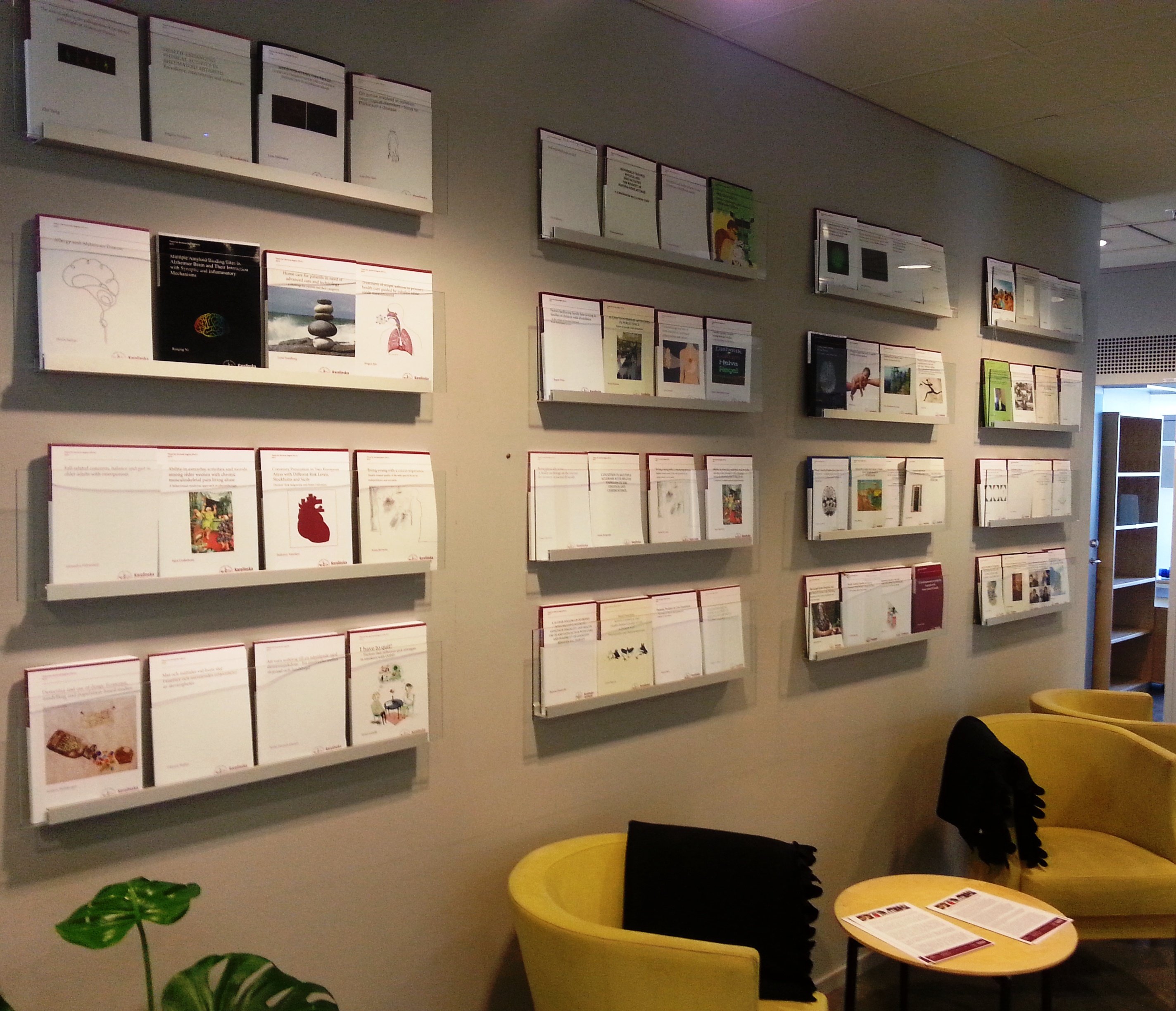 Avhandlingarna visas på en vägg