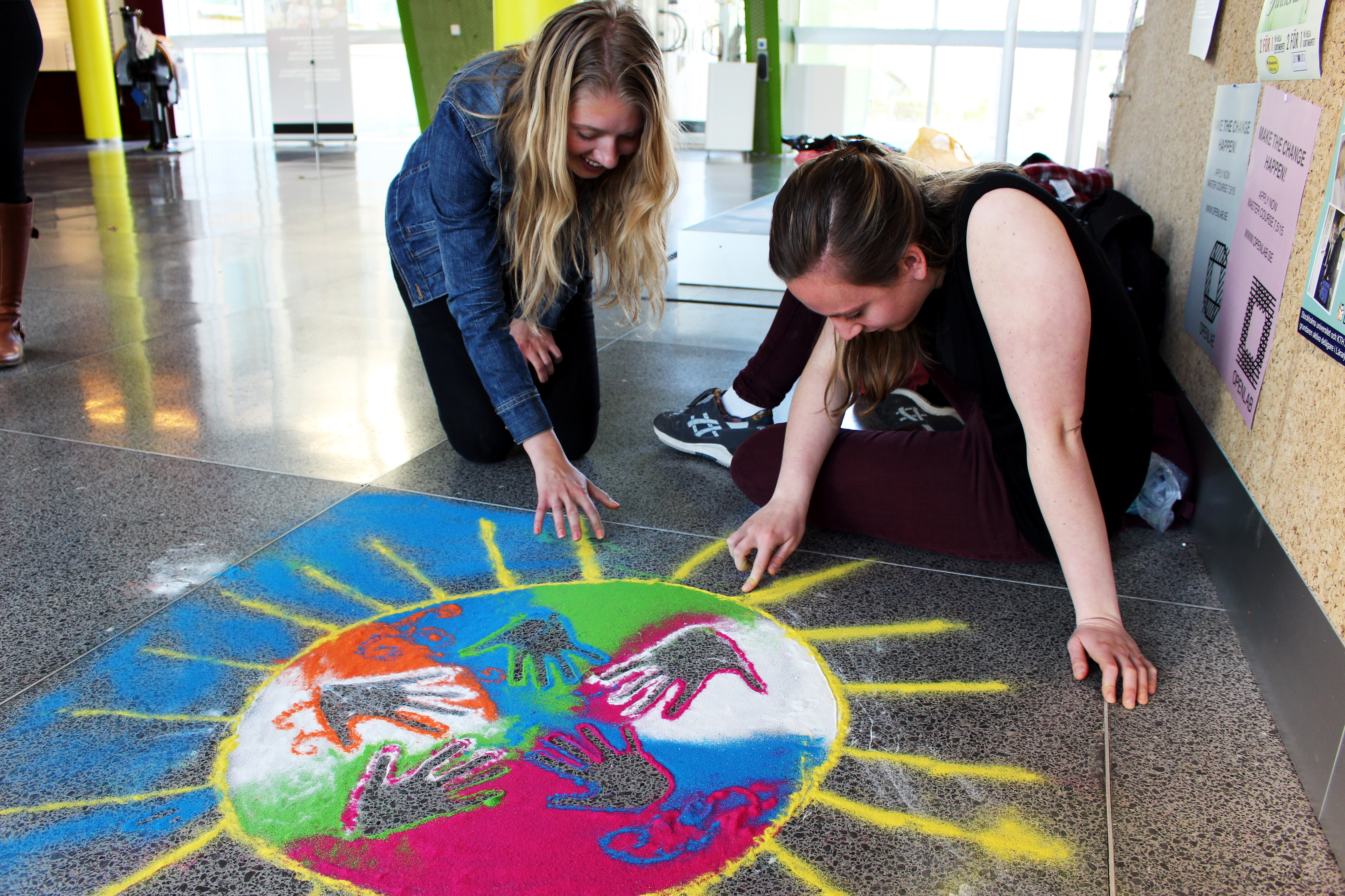 Deltagare i internationella veckan som gör Rangolimålningar.