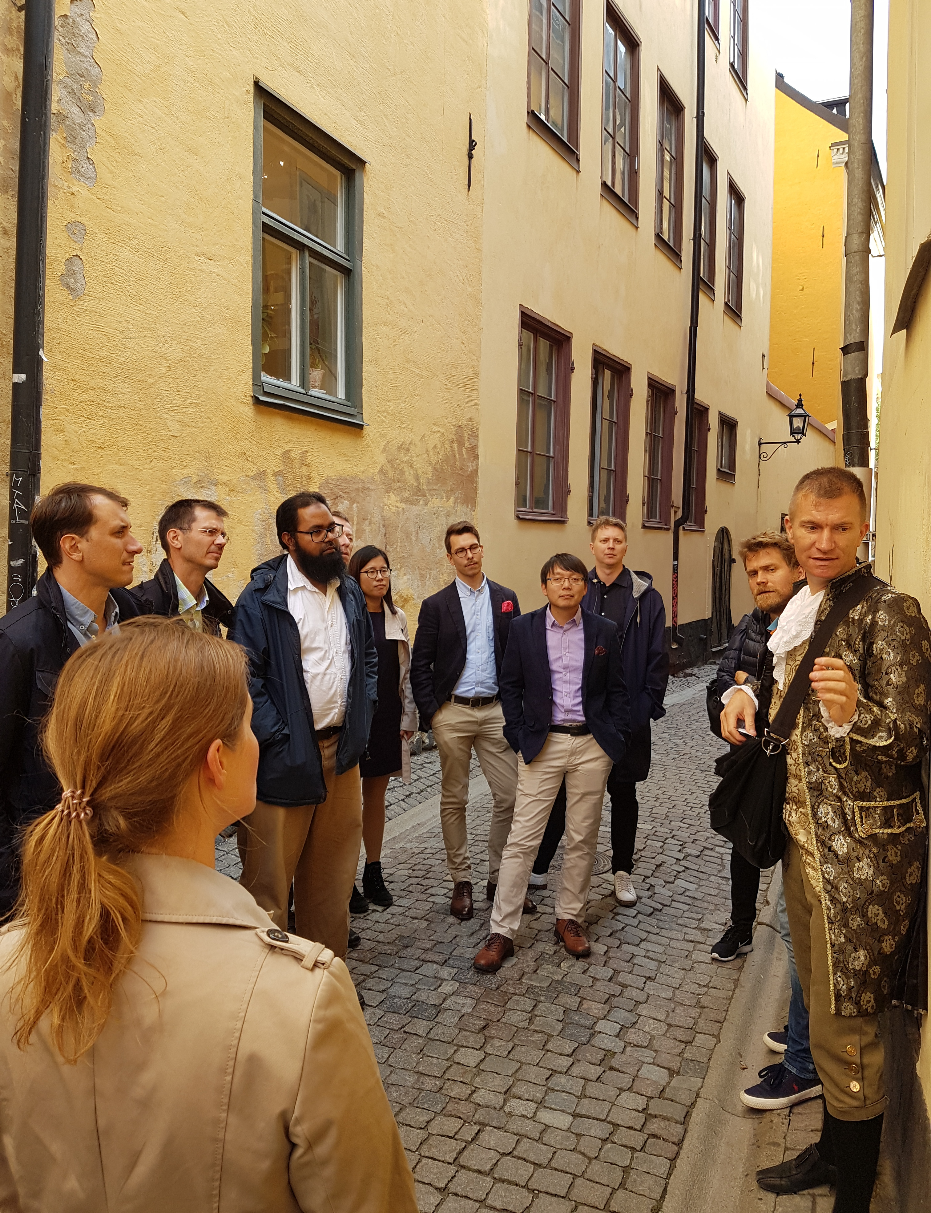 Gruppen bjöds på en guidad tur genom Gamla stan