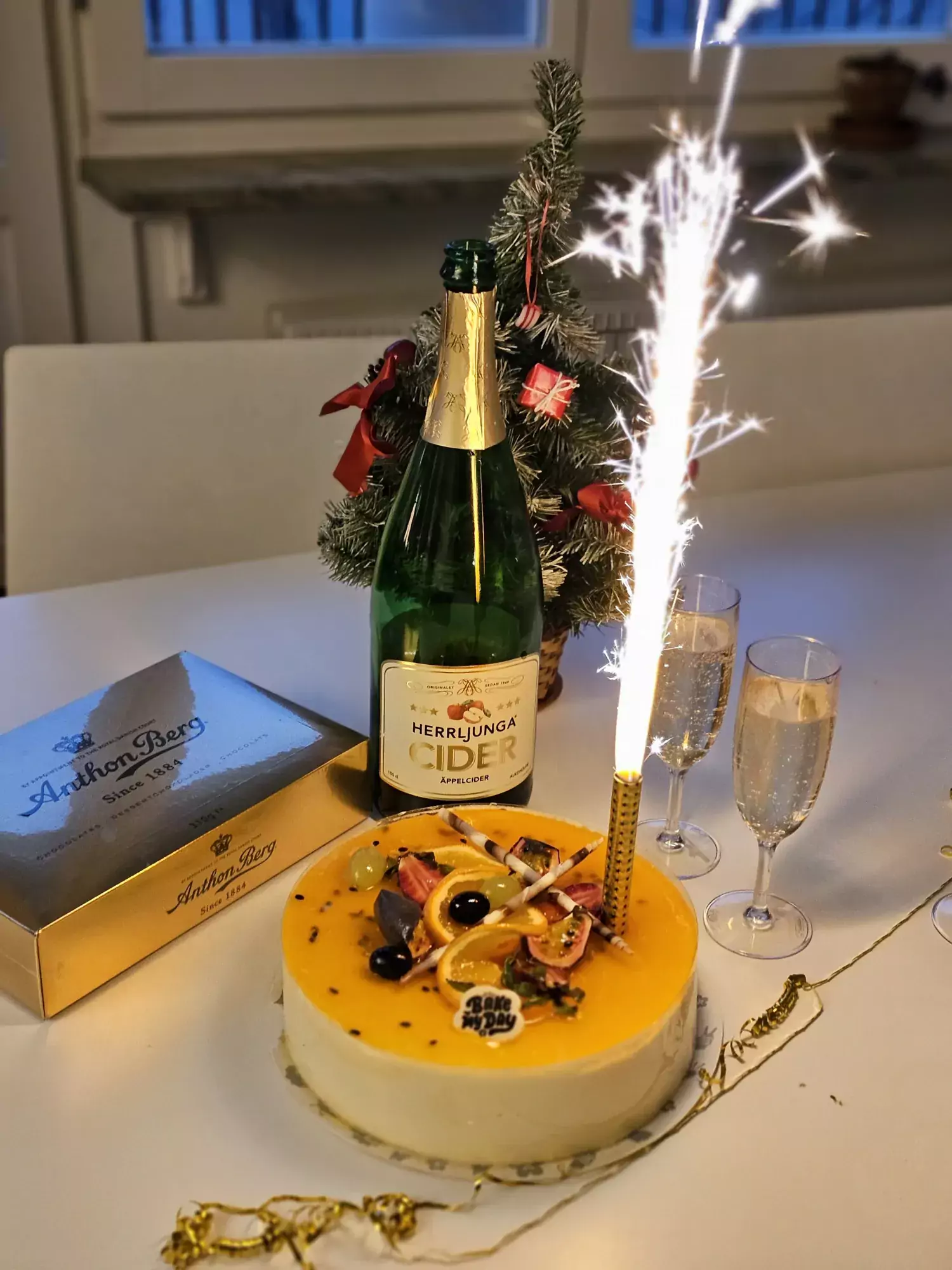 Cake, chokolate and cider