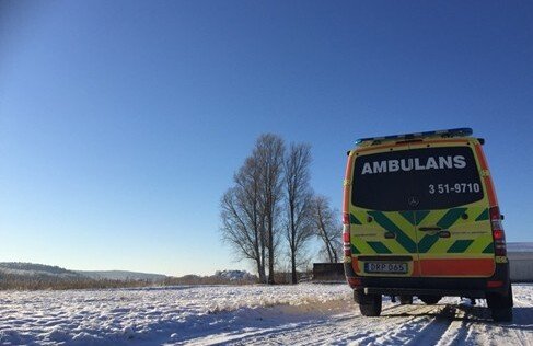 En ambulans ute på snön.