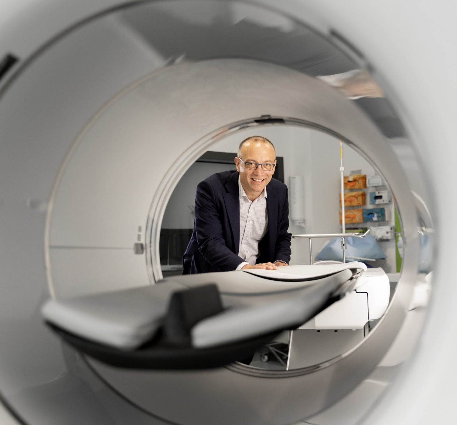 Porträtt av Andrea Varrone vid en PET-kamera.