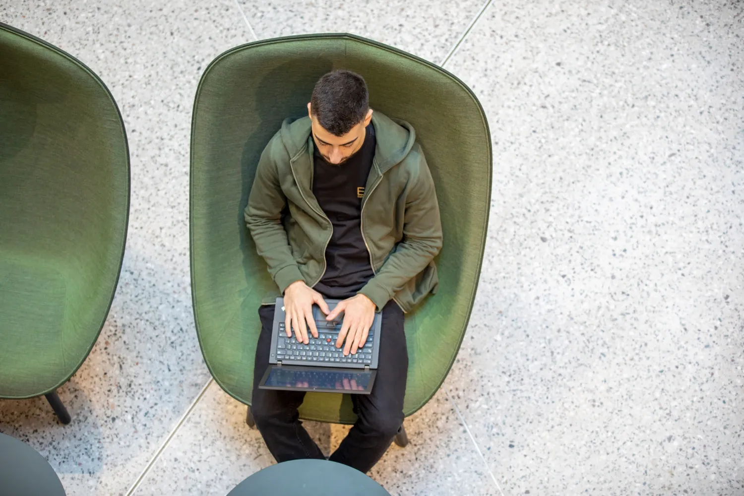 Studenter inomhus på campus Solna vårterminen 2022.