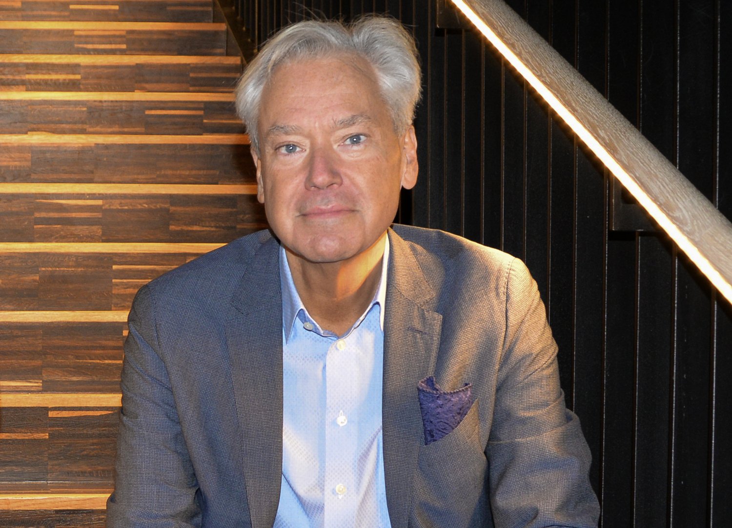 Cecilia Odlind och Anders Franco-Cereceda sitter i en trappa