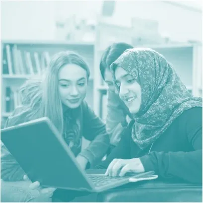 Tre personer tittar på en laptop.