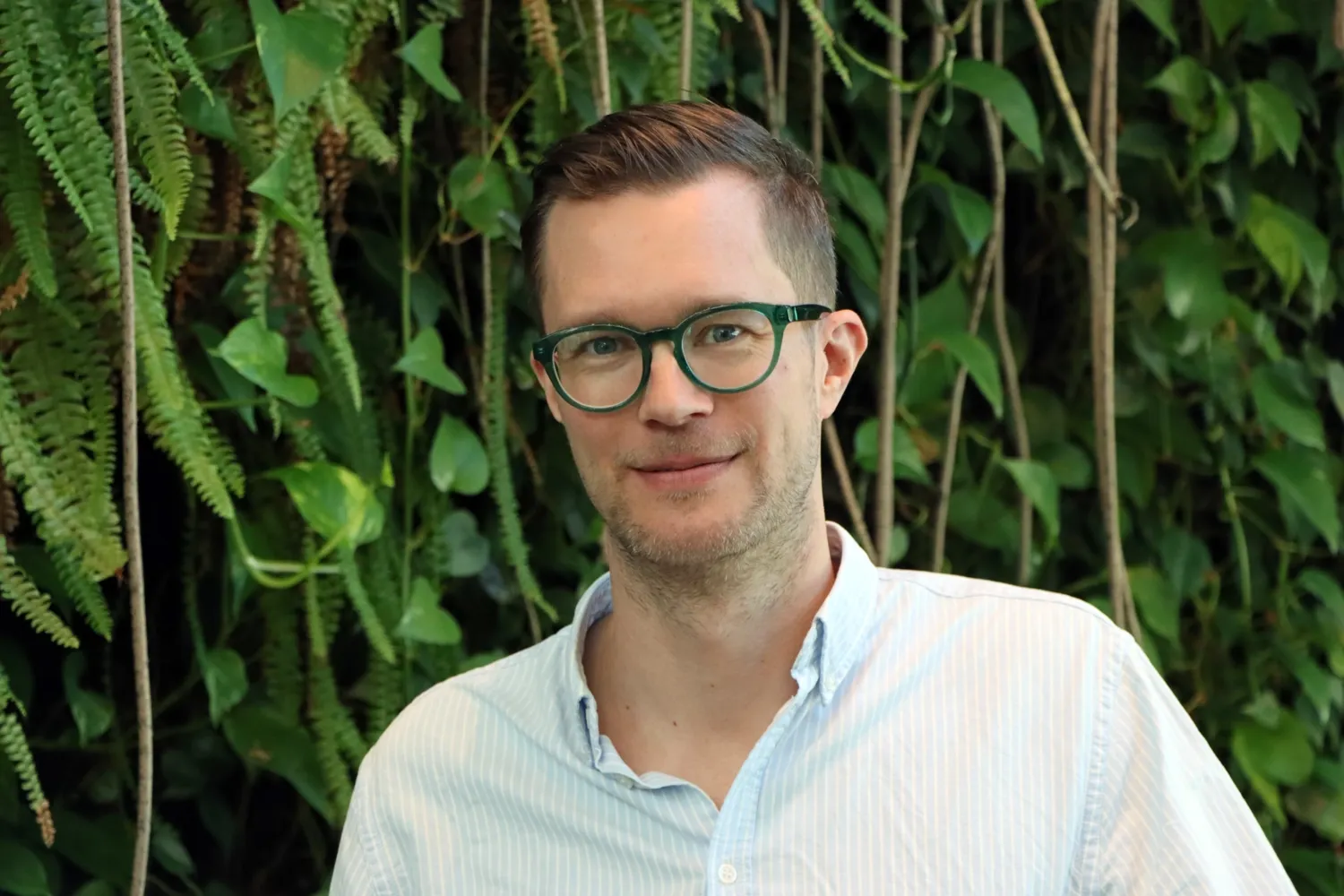 Porträtt av David Moulaee Conradsson, docent vid avdelningen för fysioterapi och forskargruppsledare för REACH.