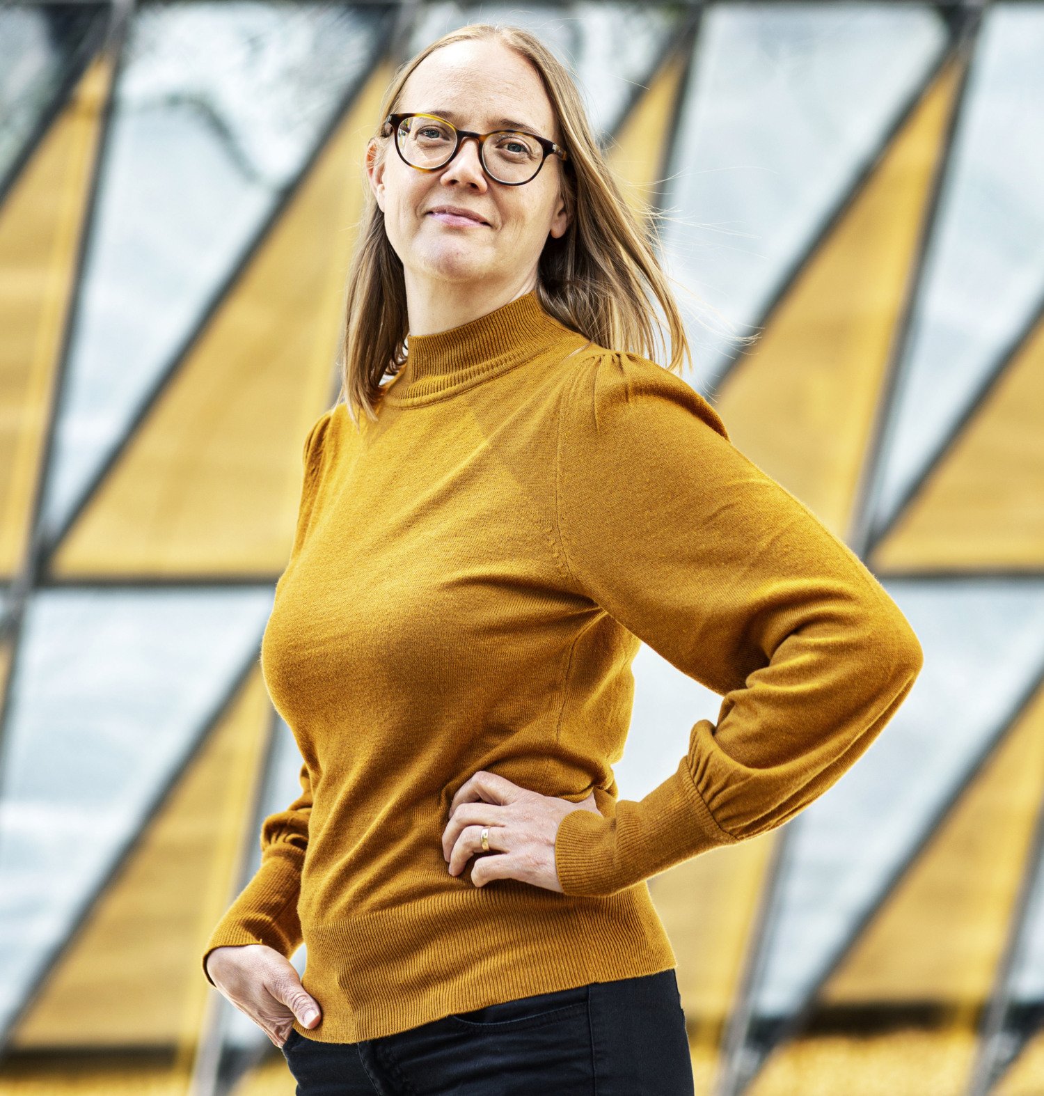 Picture of Emma Fransson in front of Aula Medica