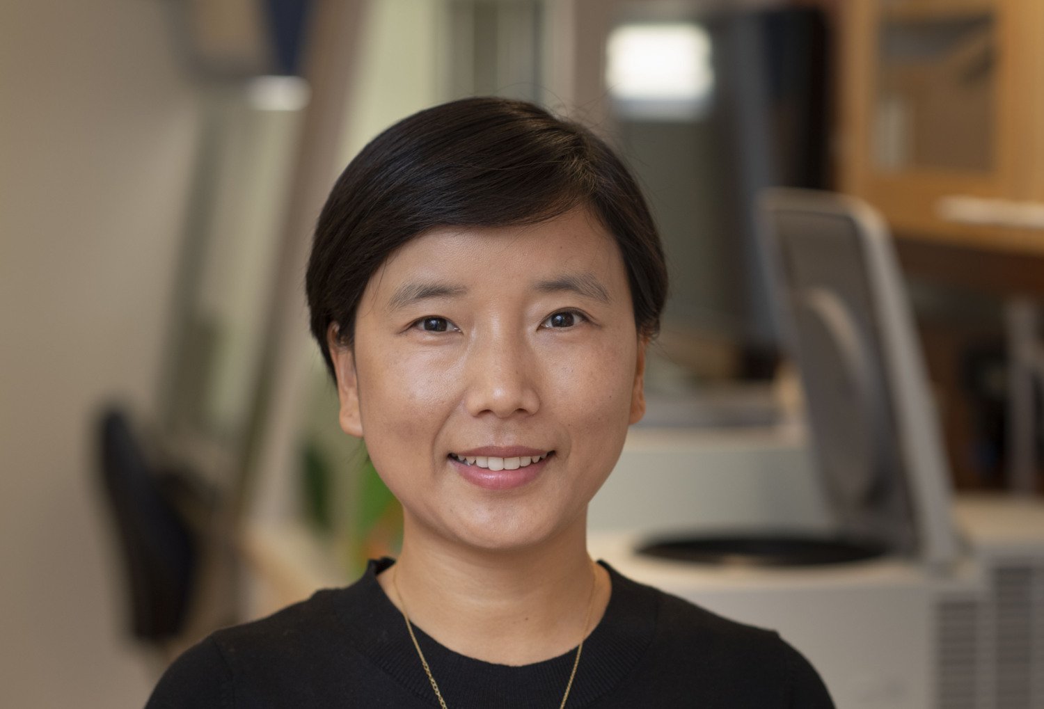 porträtt av professor Fang Fanf i labbet.