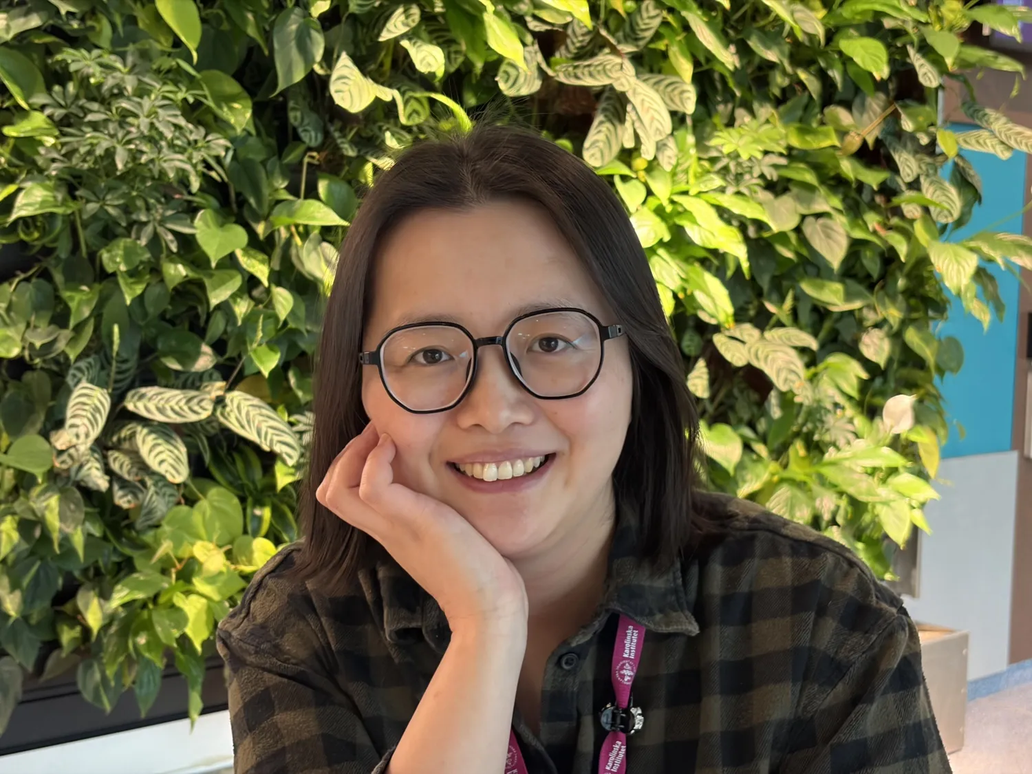 Porträtt av en leende kvinna, med glasögon.