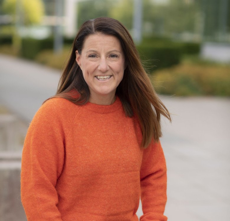 Erika Franzén sitting outside.