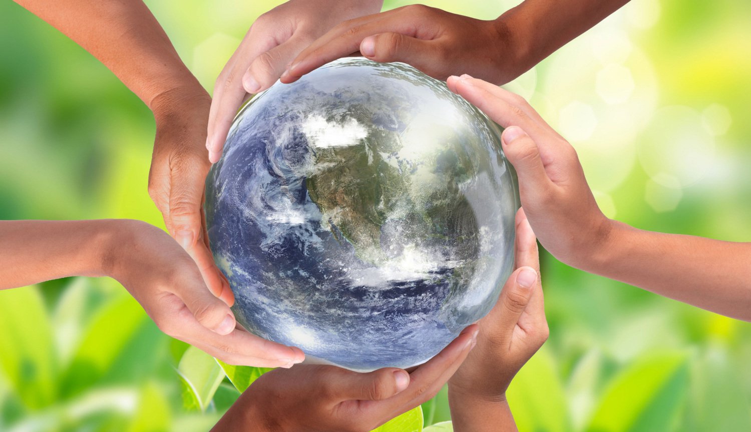 Händer som omger jordens jordglob.