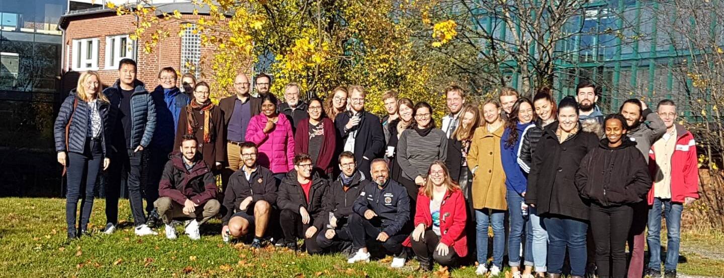 Gruppfoto av Birgitta Henriques-Normarks forskargrupp, utanför Biomedicum
