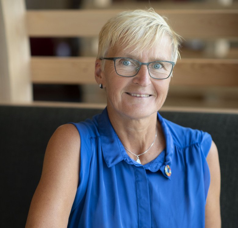 Porträtt av Maria Hagströmer, hon har en kornblå blus på sig.