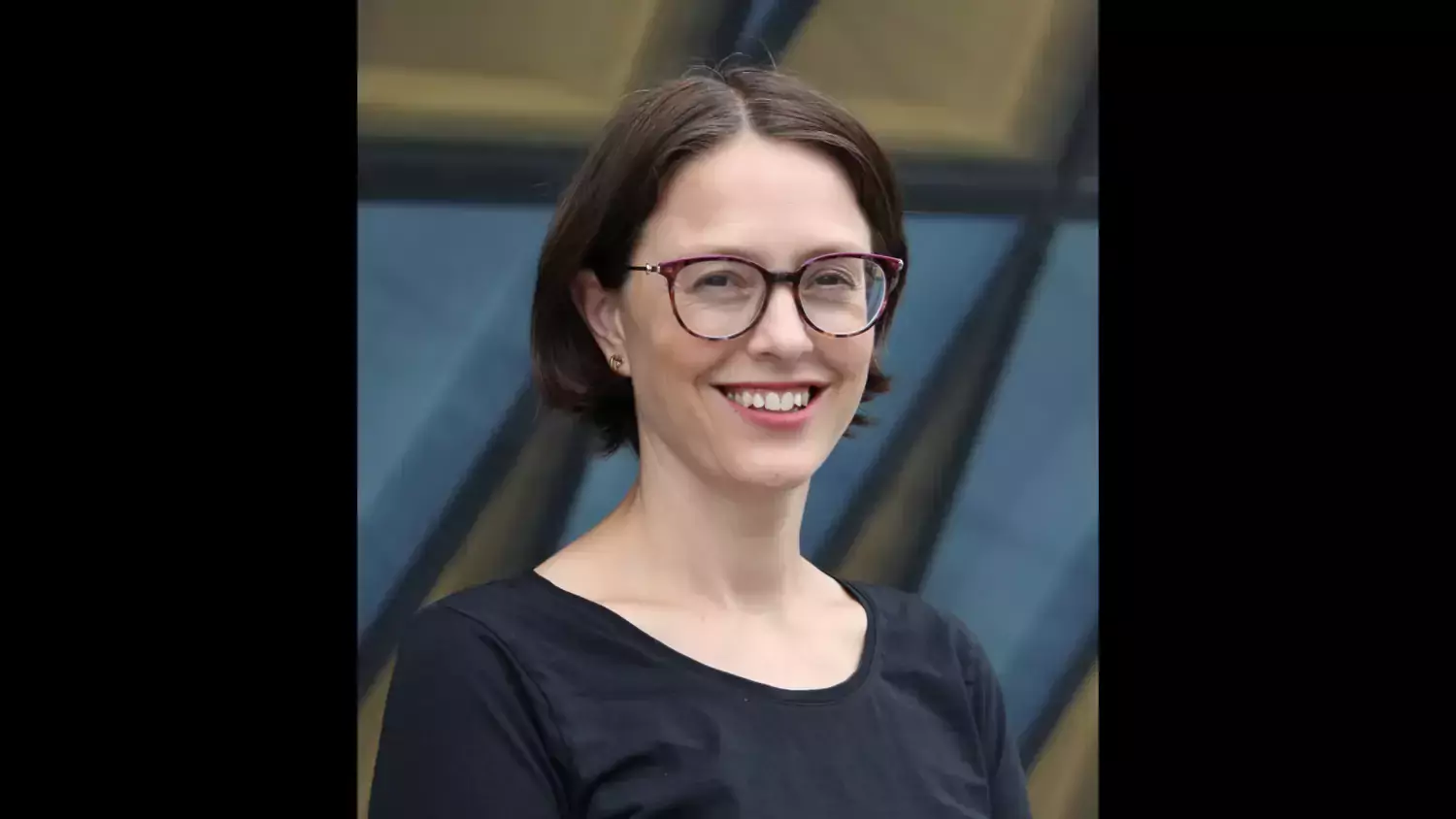 Profilfoto på Helena Nordenstedt. En kvinna med kort grått hår och glasögon