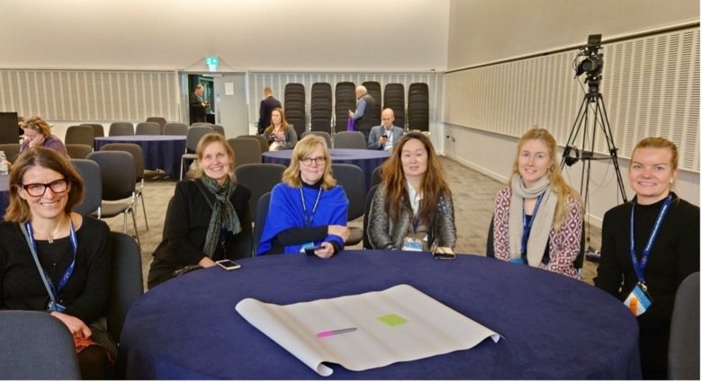 6 personer runt ett bord vid seminariet om Brukarinvolvering och co-produktion. Fr.v: Malin Tistad, KI, Högskolan Dalarna, Marie Elf, Högskolan Dalarna, Lena von Koch, KI, Lill Hultman, KI, Charlotte Thurston, KI, Erika Klockar, Högskolan Dalarna.