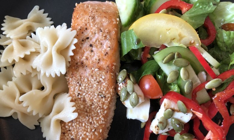Food, salmon, pasta, sallad
