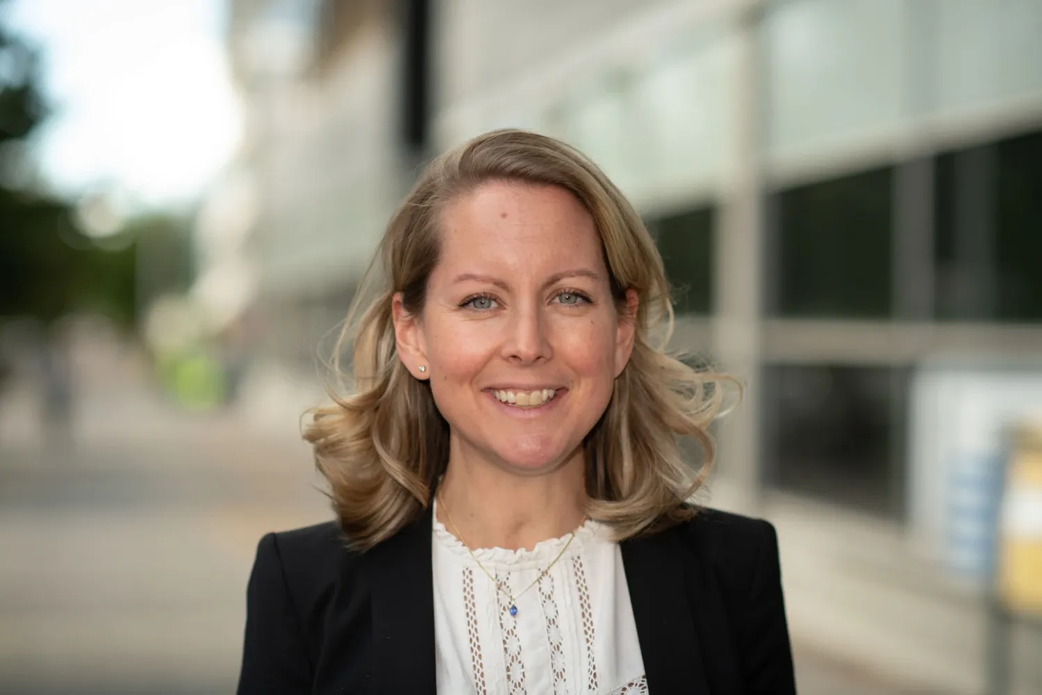 Porträtt av kvinna i svart kofta.