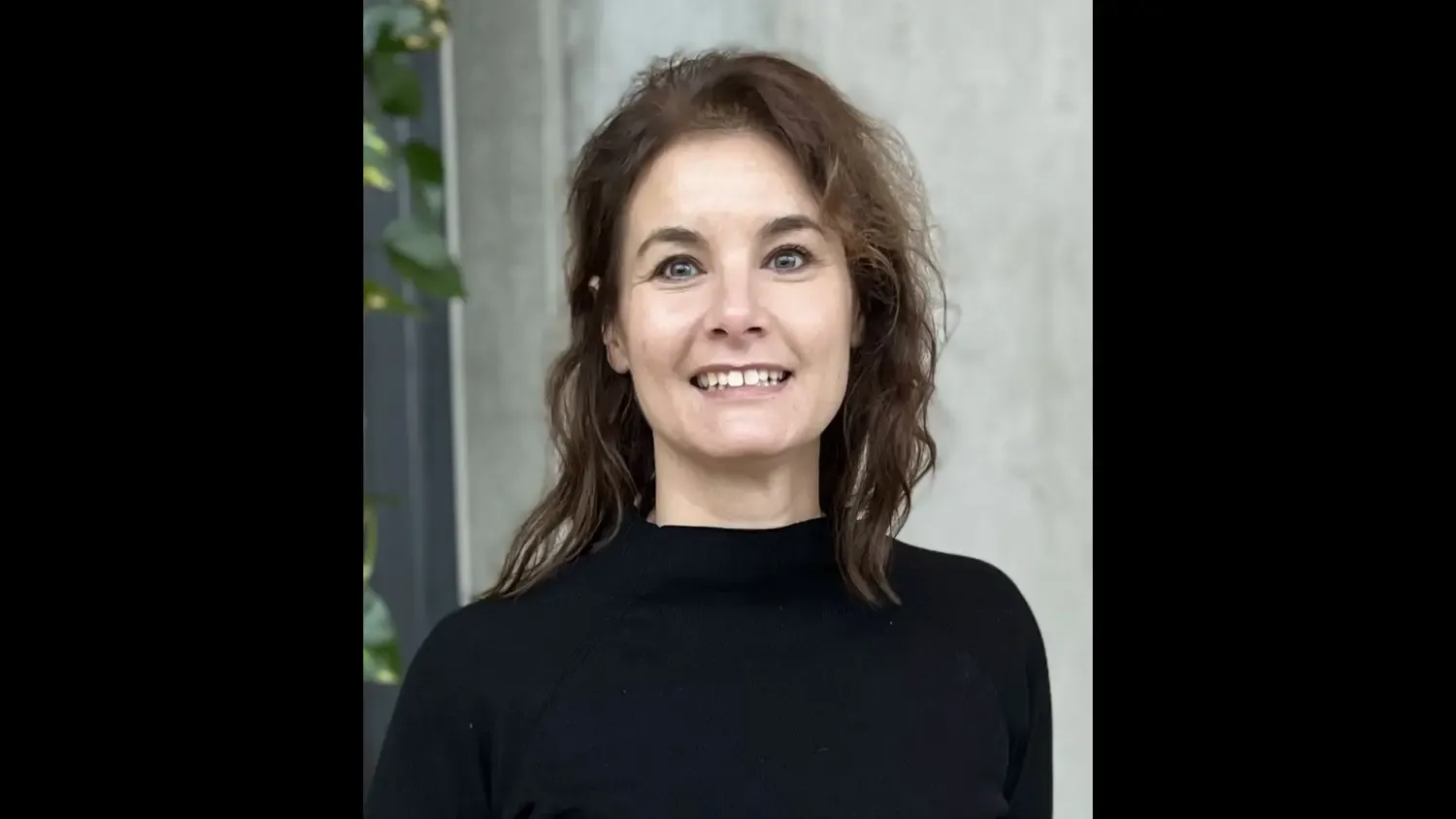 Profilfoto på en brunhårig kvinna med svart tröja