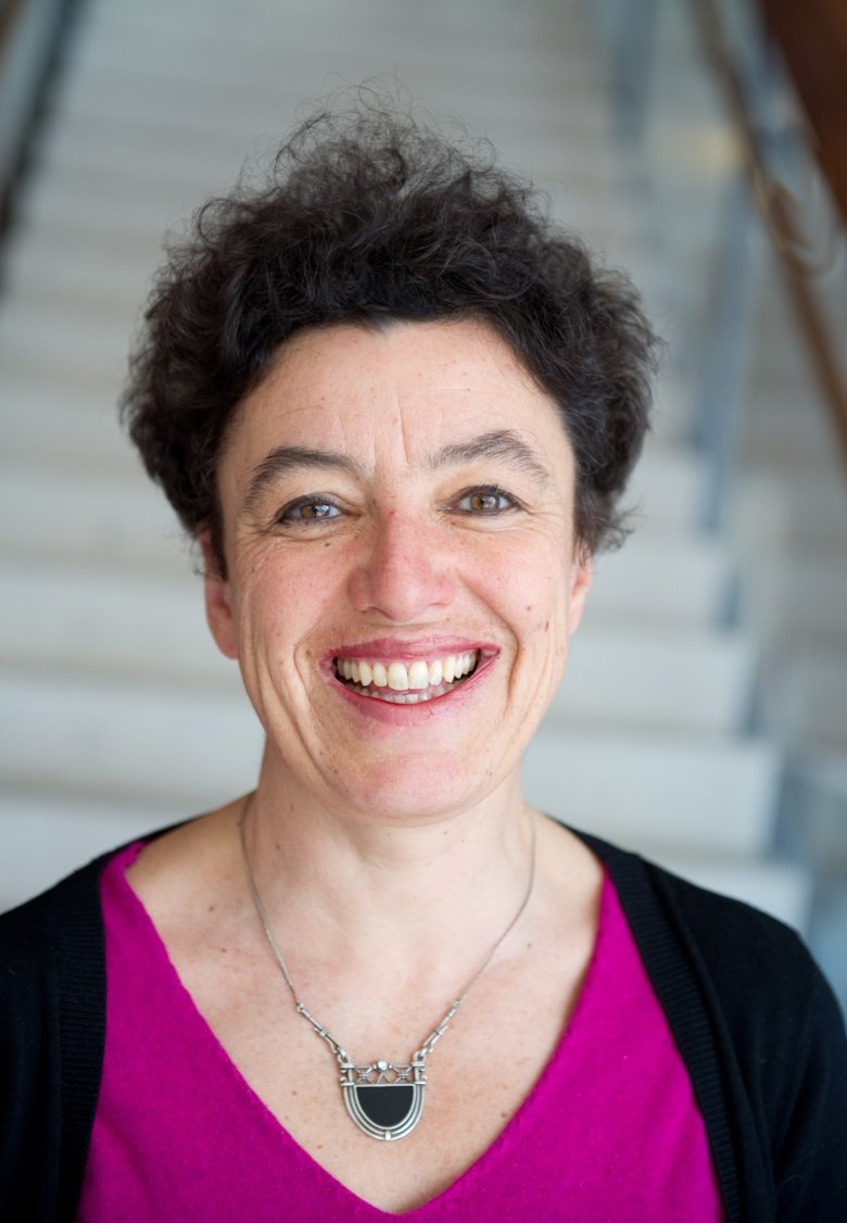 Porträttbild av Eva Kosek i en rosa tröja.