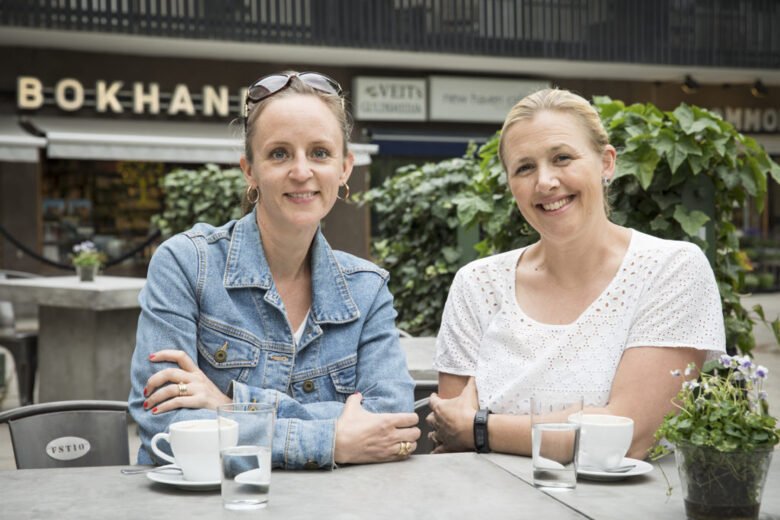 Maria Ahlsén & Jessica Norrbom sitter på en uteservering.