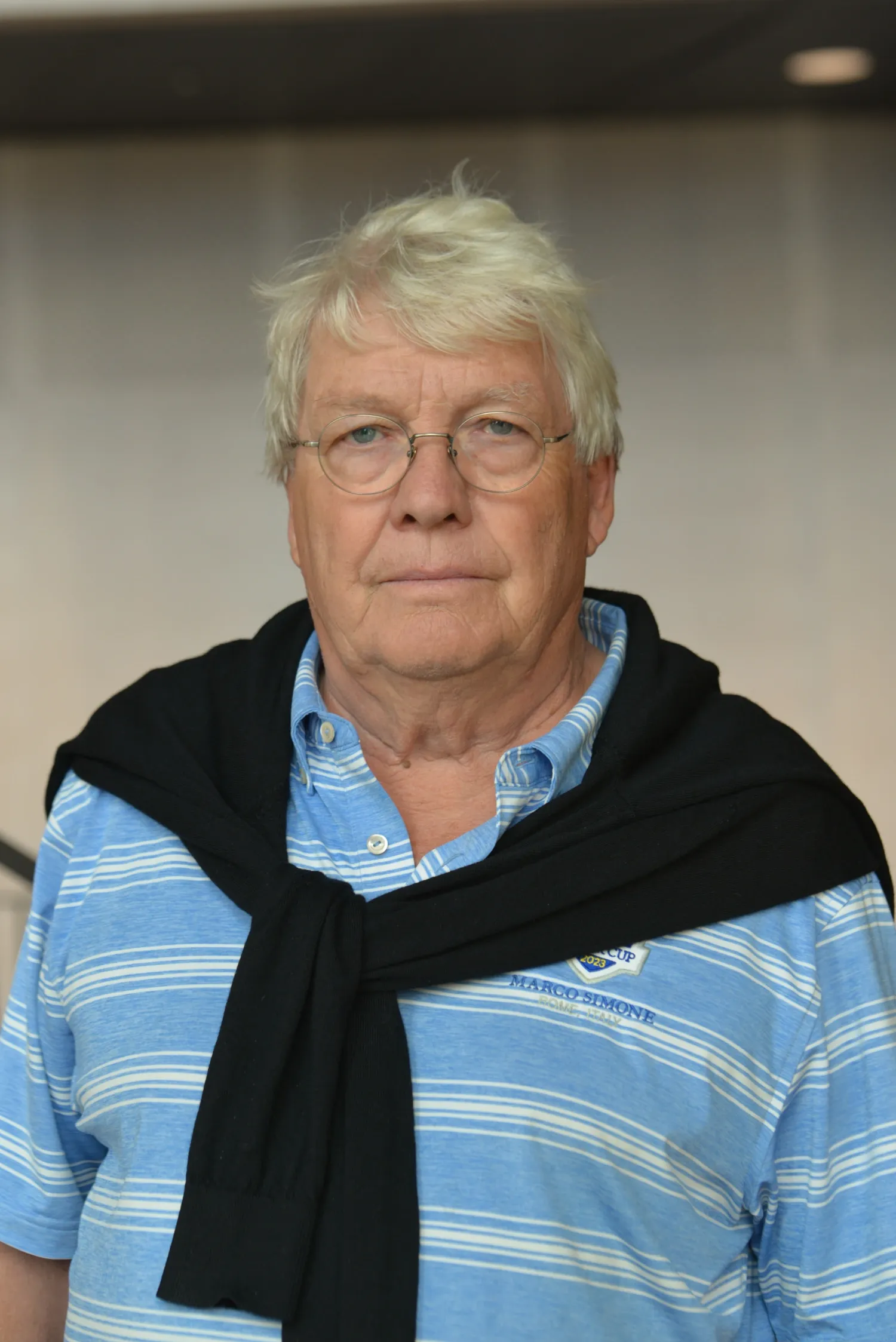Porträtt av man i blå tröja.