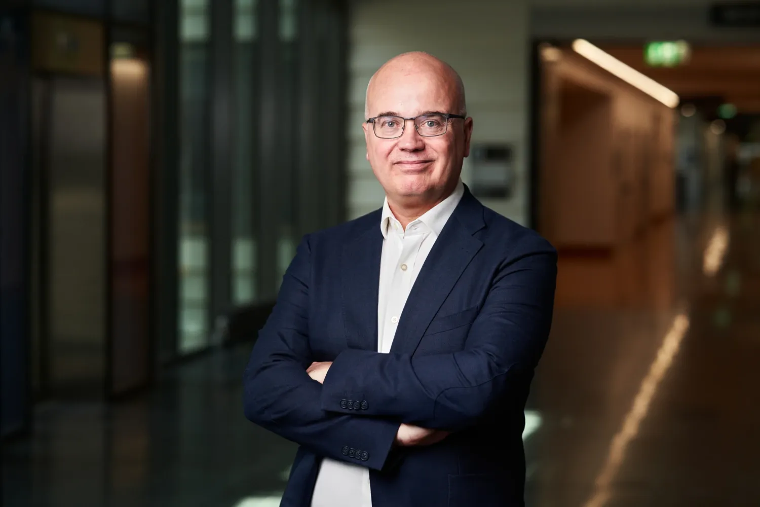 Porträtt av man i mörkblå kavaj.