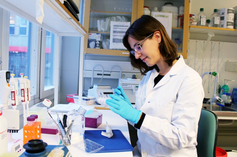 Bilder föreställer en kvinna i ett labb.