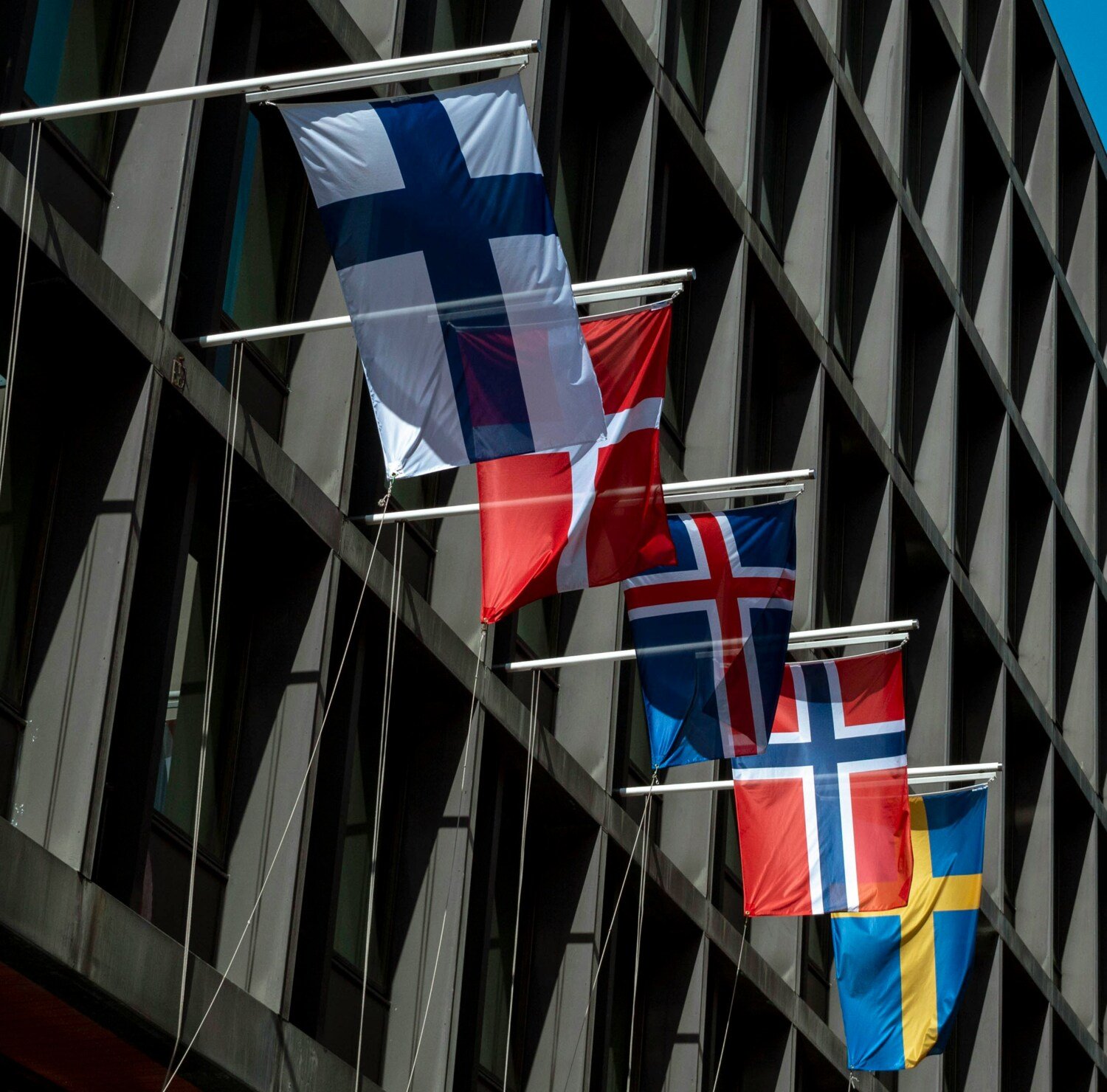 Finland, Danmark, Island, Norges, Sveriges flaggor hängande på en byggnad