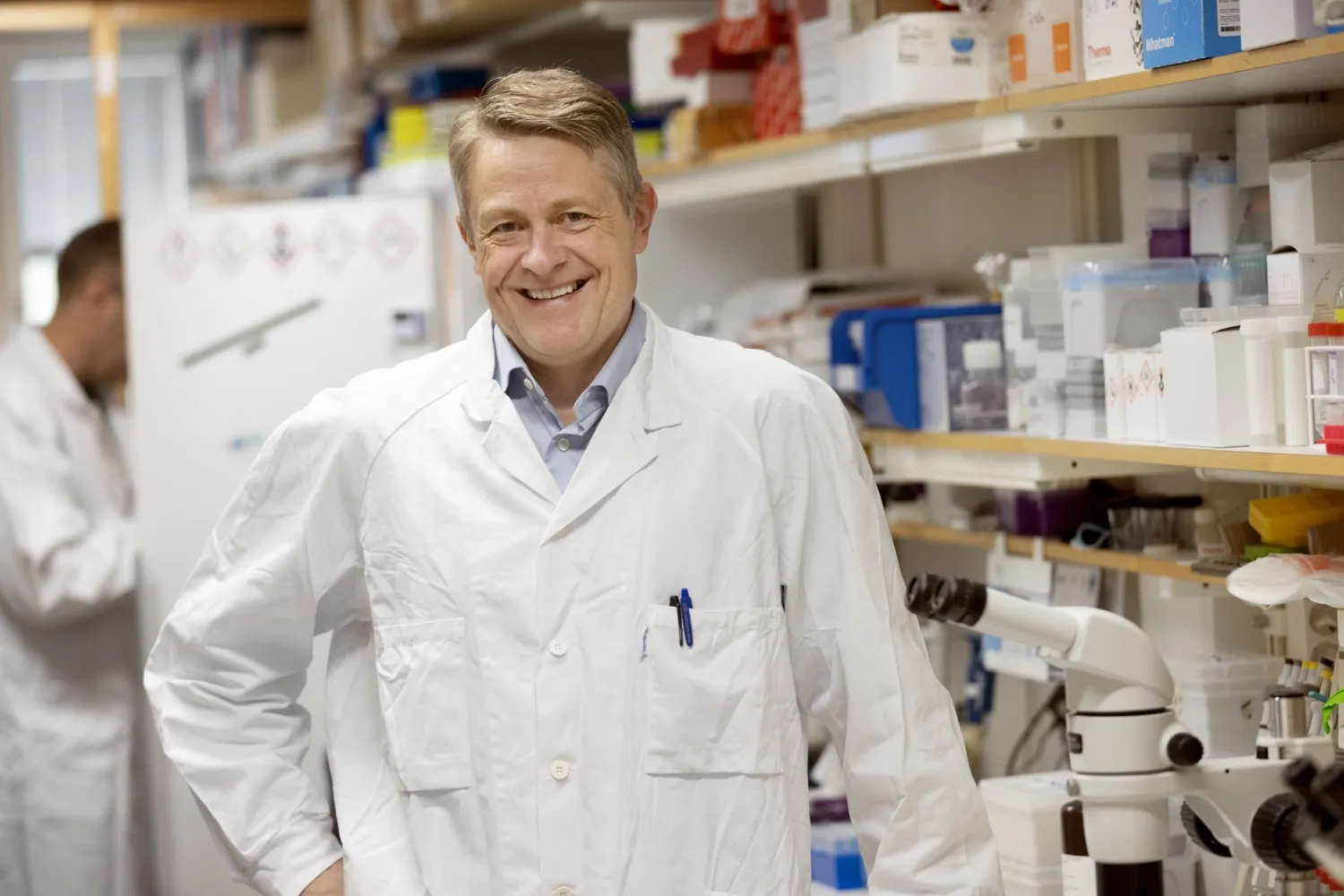 Porträtt av Ola Nilsson i labbmiljö.