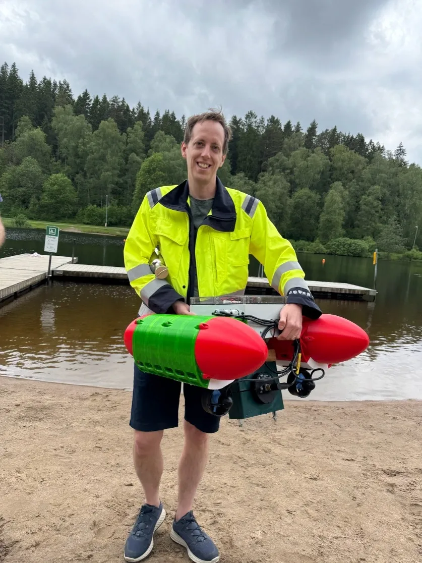 Bild på Ola Benderius på stranden.