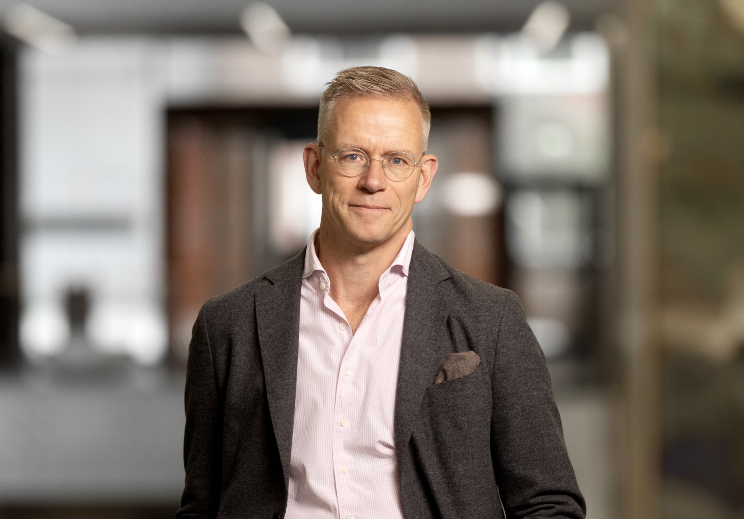 Porträtt av man i grå kavaj.