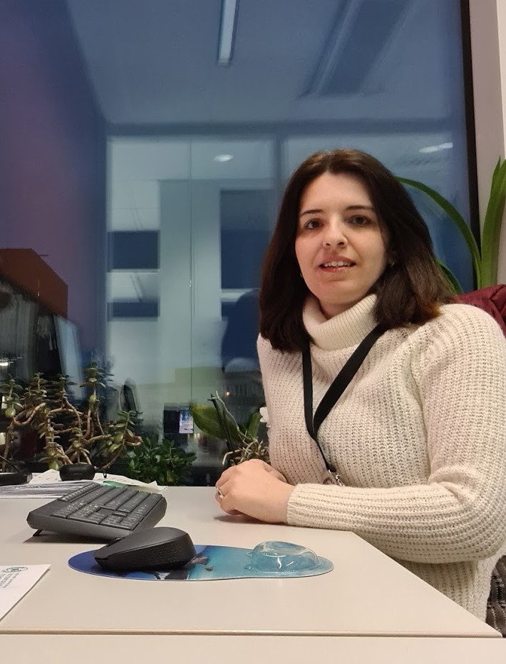 Ourania Kostopoulou sitter vid sitt skrivbord.