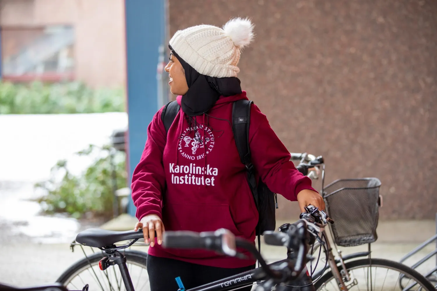 Students outdoors at campus Solna on a snowy winter's day.