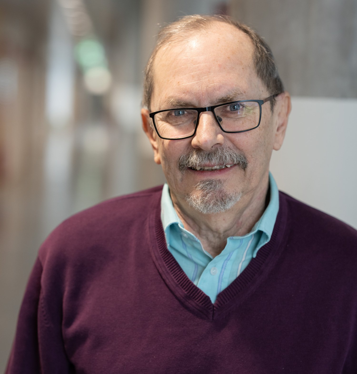 Porträtt av man i röd tröja.