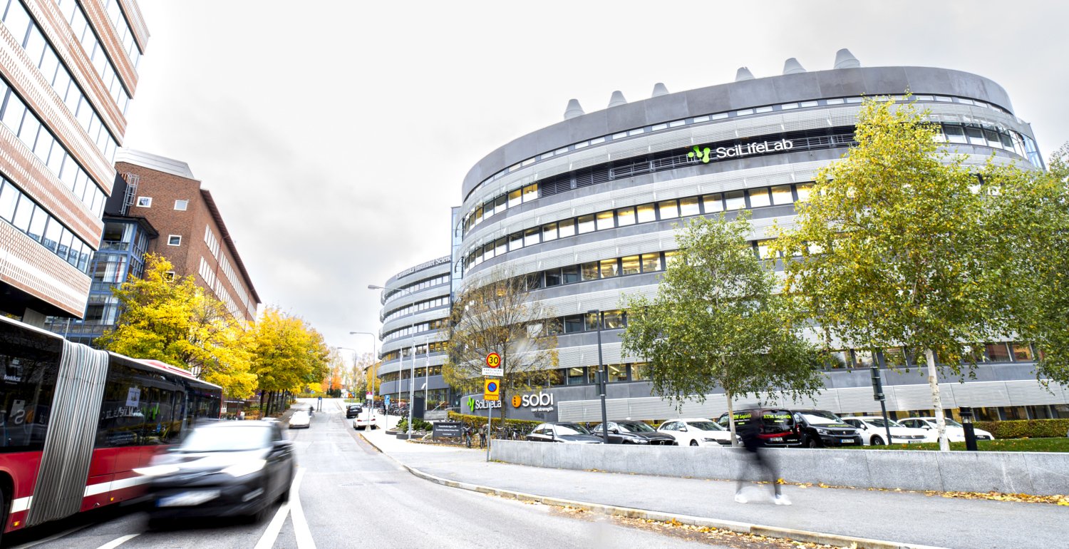 Gata i förgrunden, SciLifeLab-byggnad en bit bort.