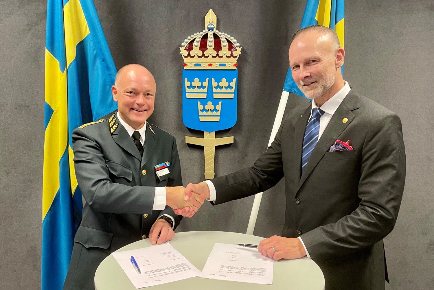 Johan Pekkari, Chief of Directorate of Strategic Plans and Policy at the Swedish Armed Forces Headquarters signing a memorandum of understanding with Martin Bergö, Vice President of Karolinska Institutet.