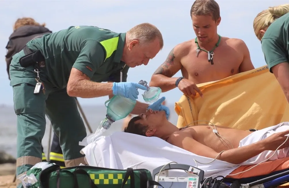 Publik livräddningsuppvisning med SLS och Livräddarna Tylösand på Tylösands strand. Simulerad drunkning med omhändertagande av livräddare och ambulanssjukvård från Region Halland.