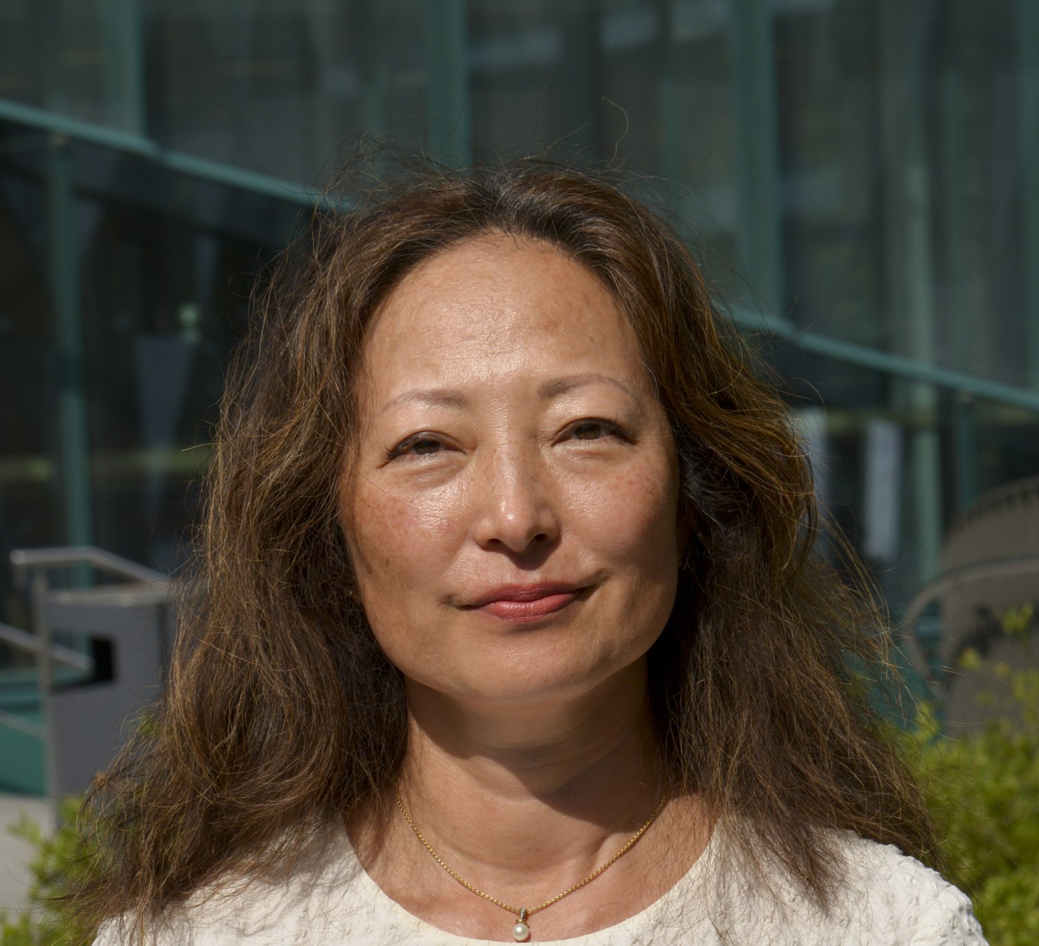 Porträtt av kvinna i vit tröja.