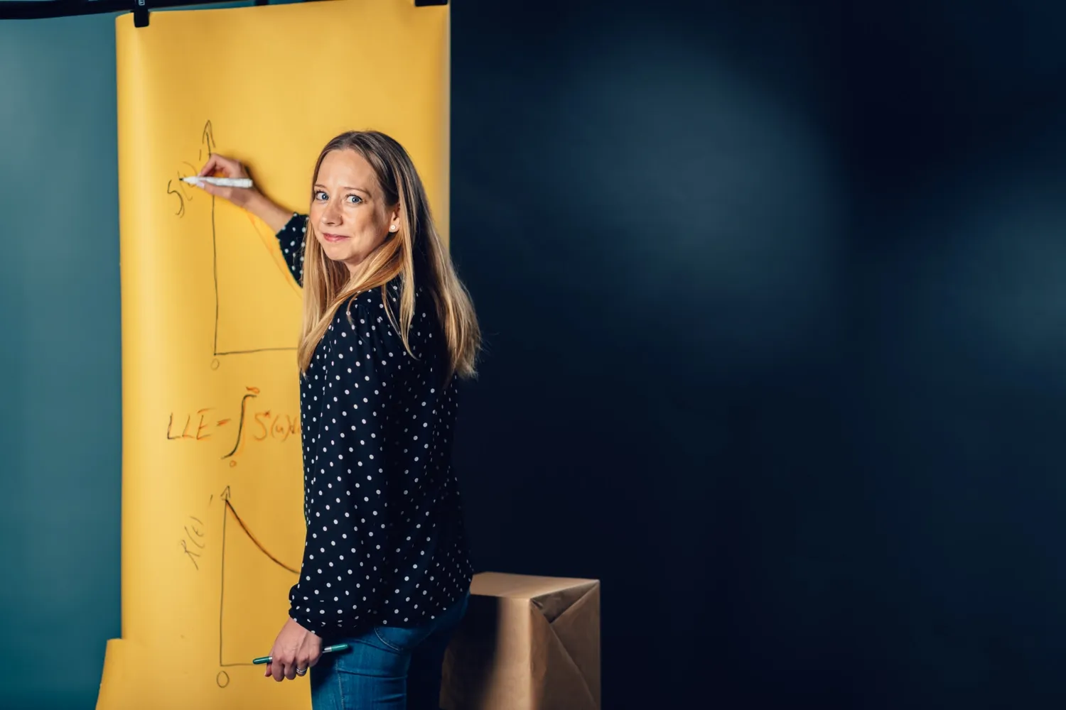 Therese Andersson draws on yellow paper.