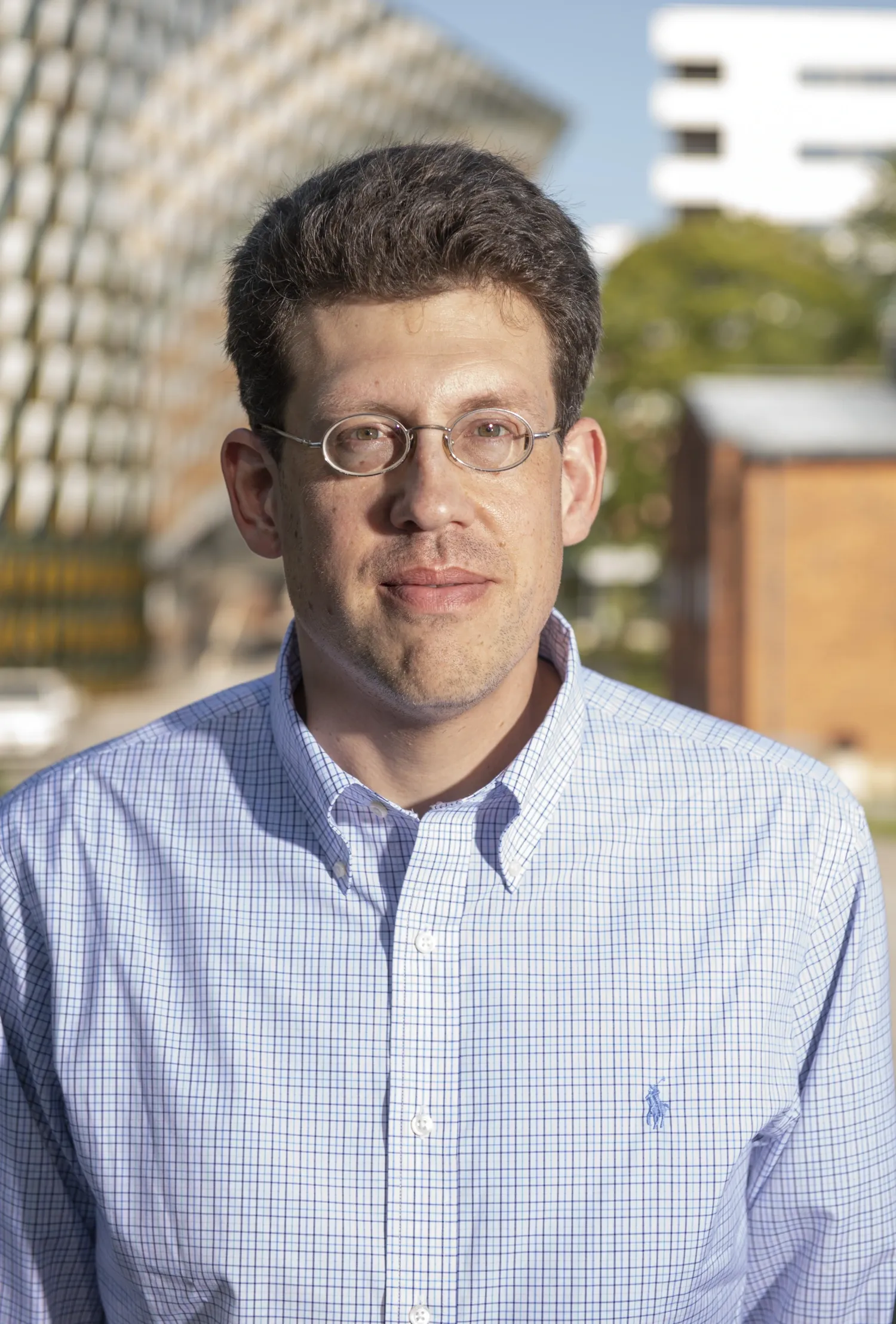 Uwe Tietge, portrait in front of Aula Medica.