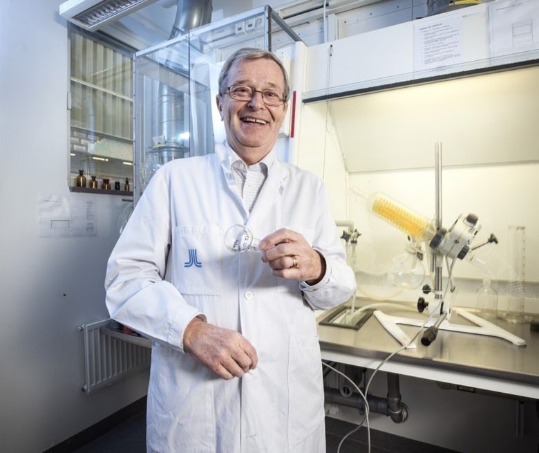 Bild på Tore Curstedt som ler klädd i en vit läkarrock.