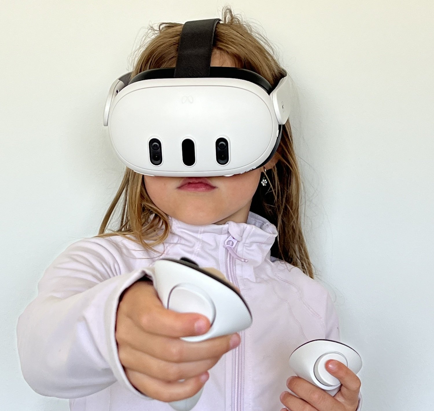 en tjej med VR-glasögon.