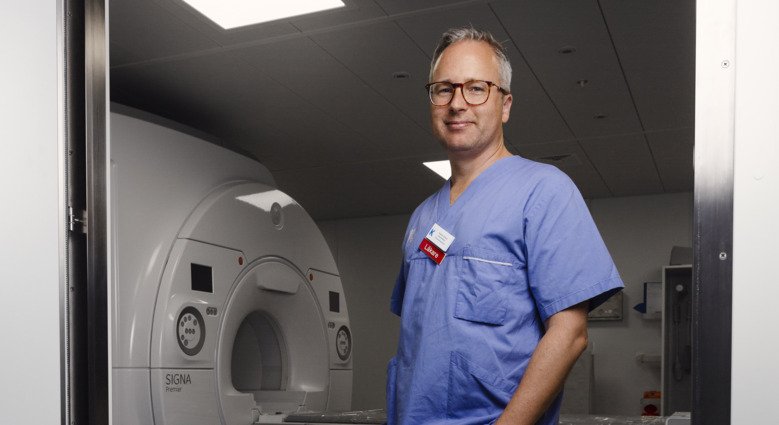 Porträtt av Fredrik Strand framför röntgenmaskin