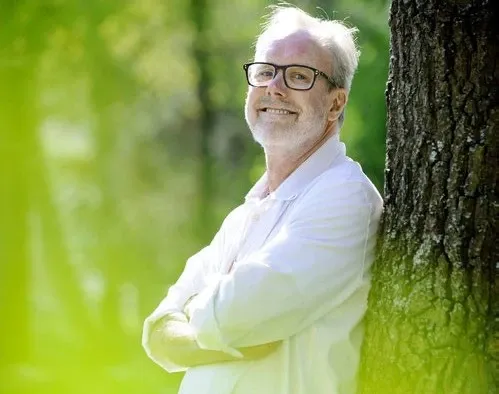 Johan Hansson utomhus.