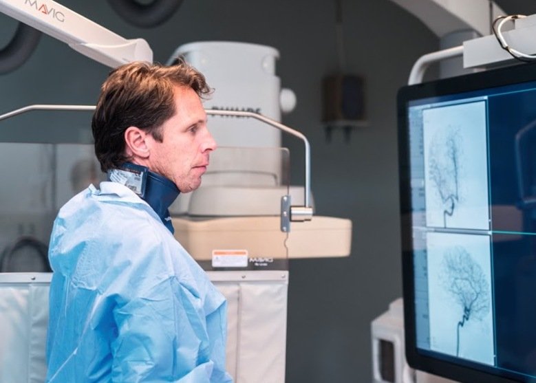 Bild på Staffan Holmin som kollar på rötgenbilder.