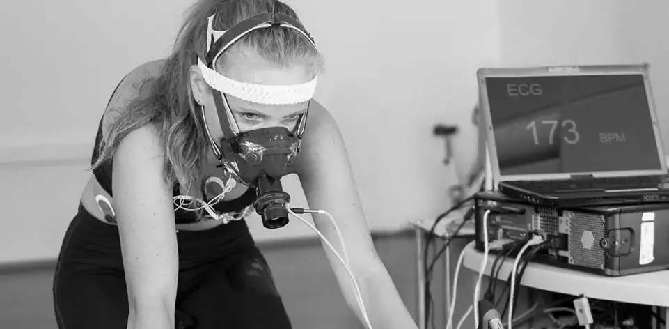 Cyklist med mask i fysiologisk undersökning