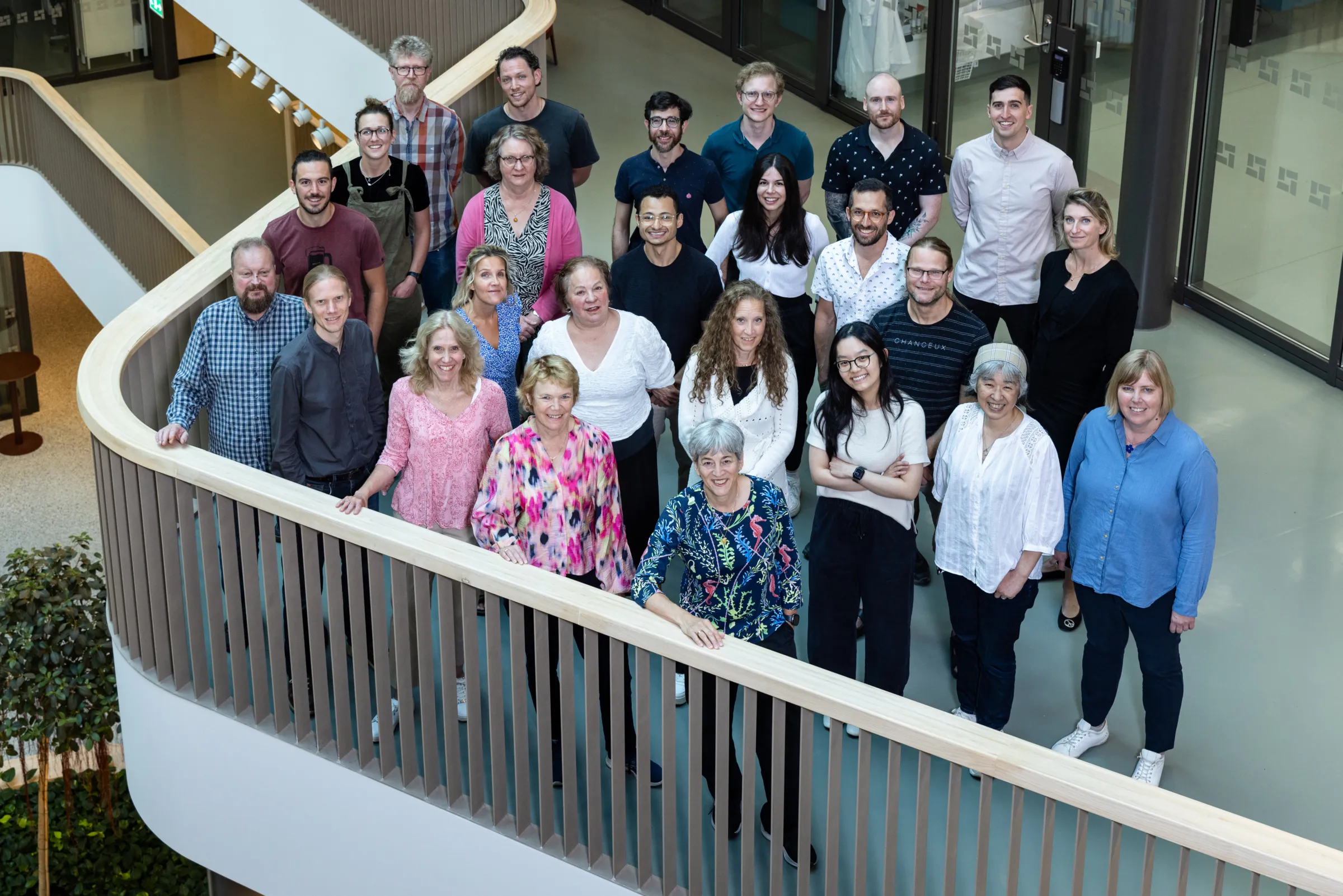 En grupp forskare som står tillsammans