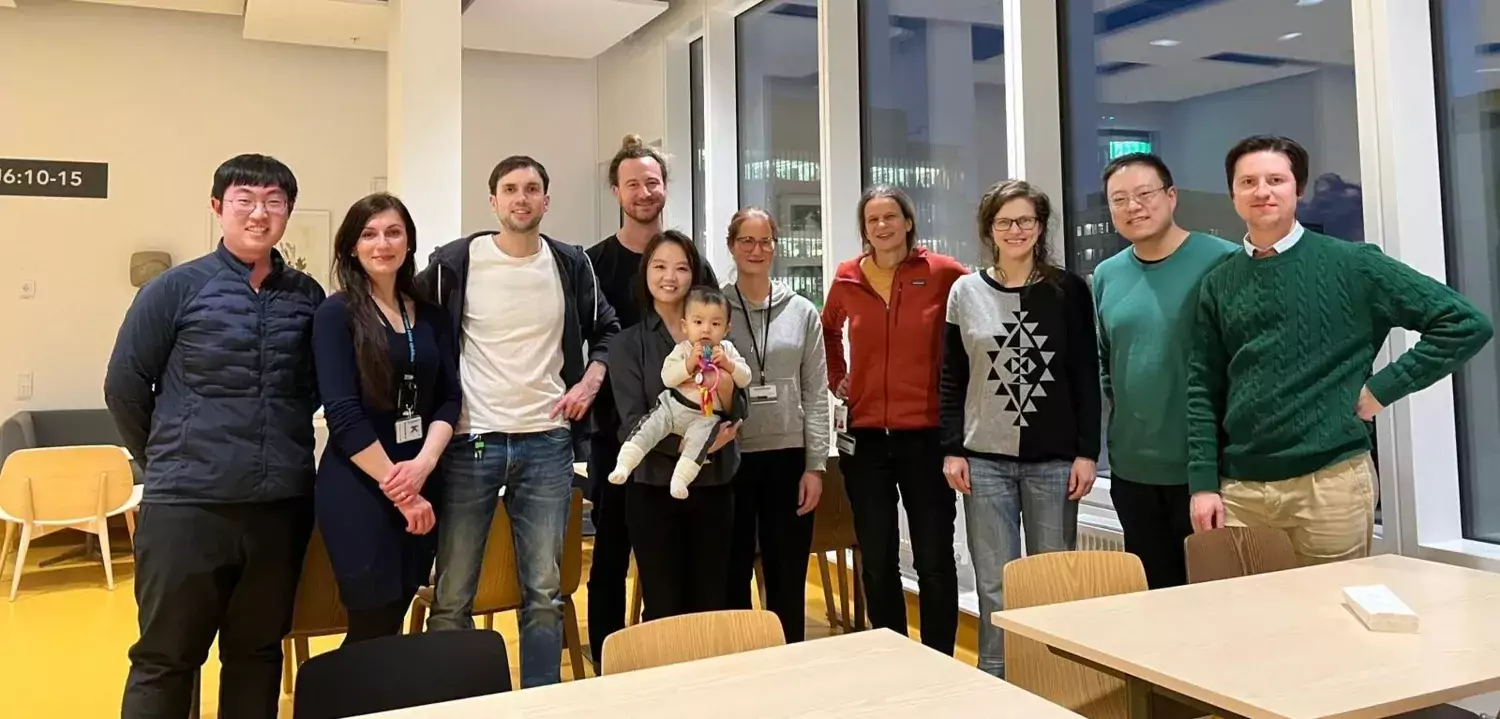 Medlemmarna i Susanne Schlisios forskargrupp står på rad i köket i BioClinicum.