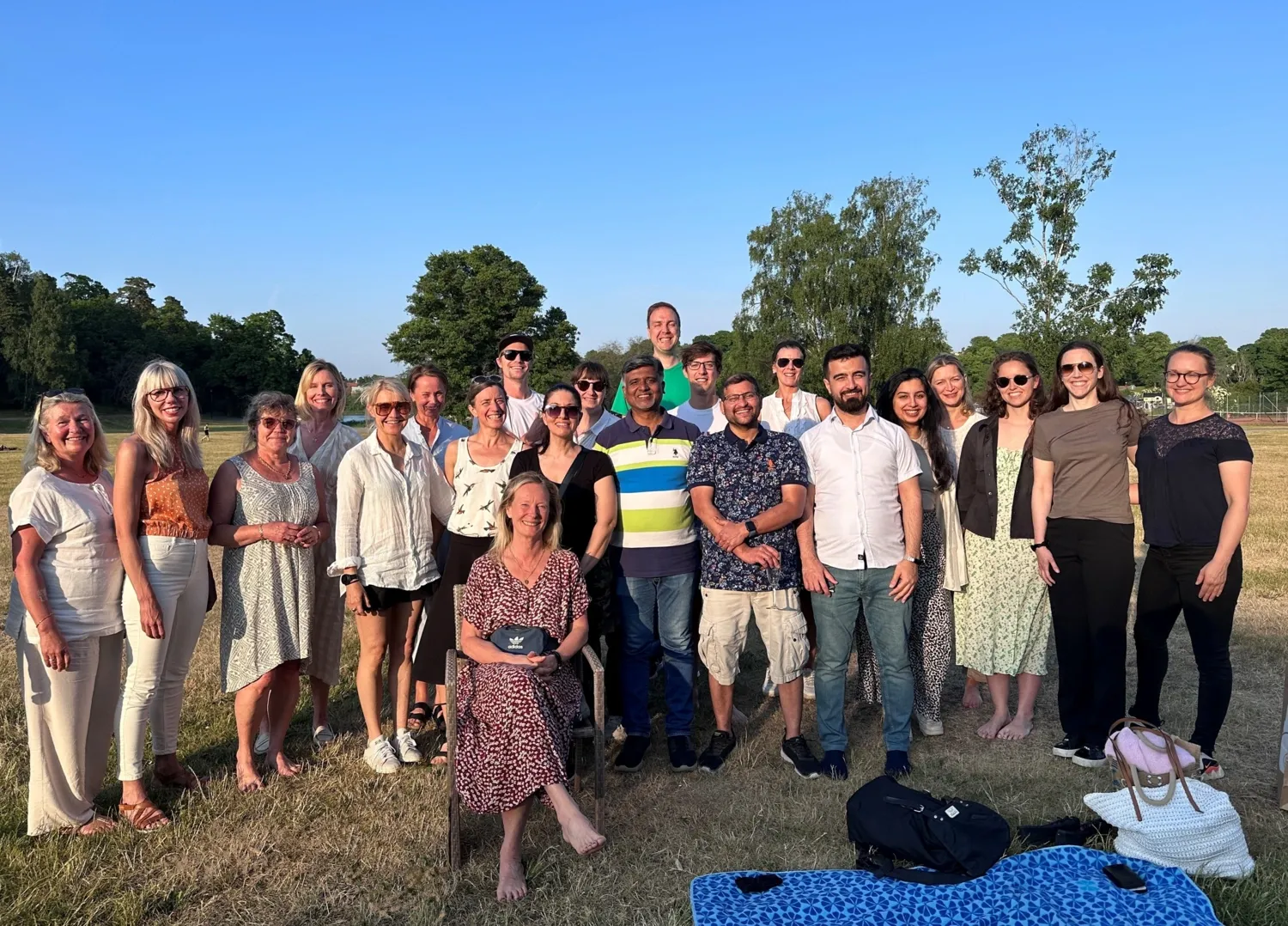 en stor grupp människor utomhus