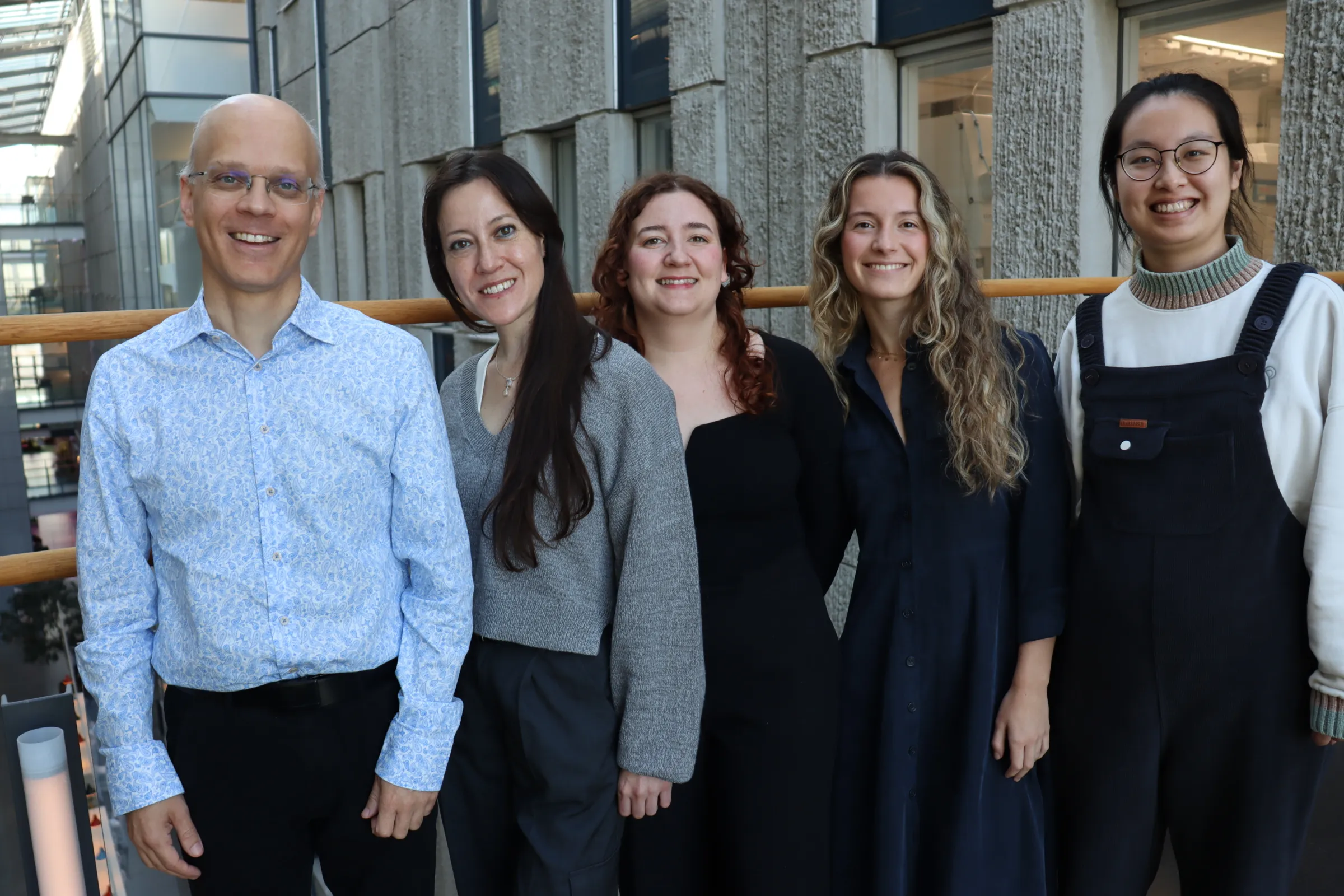 Gruppbild på fem personer.